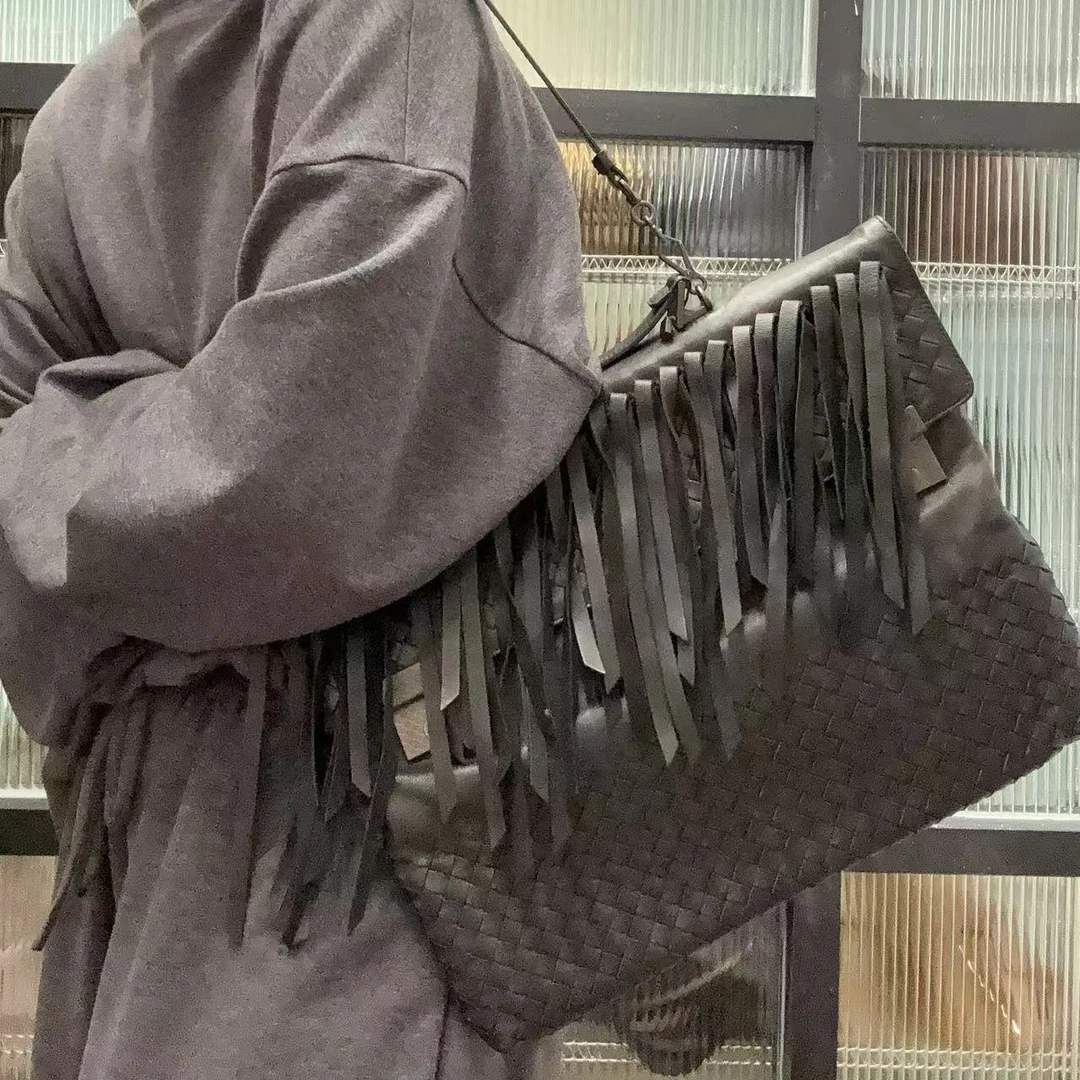 95新 BOTTEGA VENETA/葆蝶家 【蕾】3FT402 黑色流苏单肩包