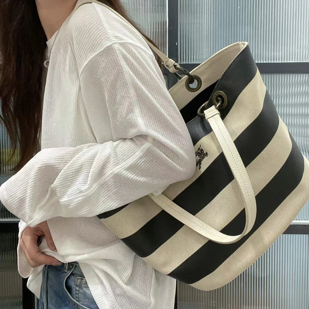 95新 BURBERRY/博柏利 1WD415 黑白条纹帆布单肩腋下包
