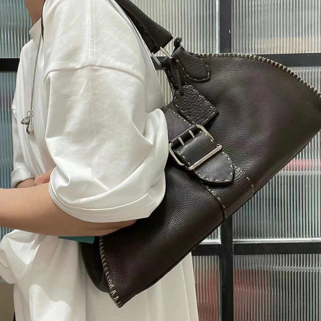 95新 FENDI/芬迪 2AQ509 咖啡色外封线腋下包