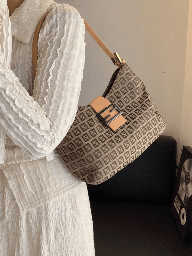 95新 FENDI/芬迪 7 棕色老花帆布牛角包