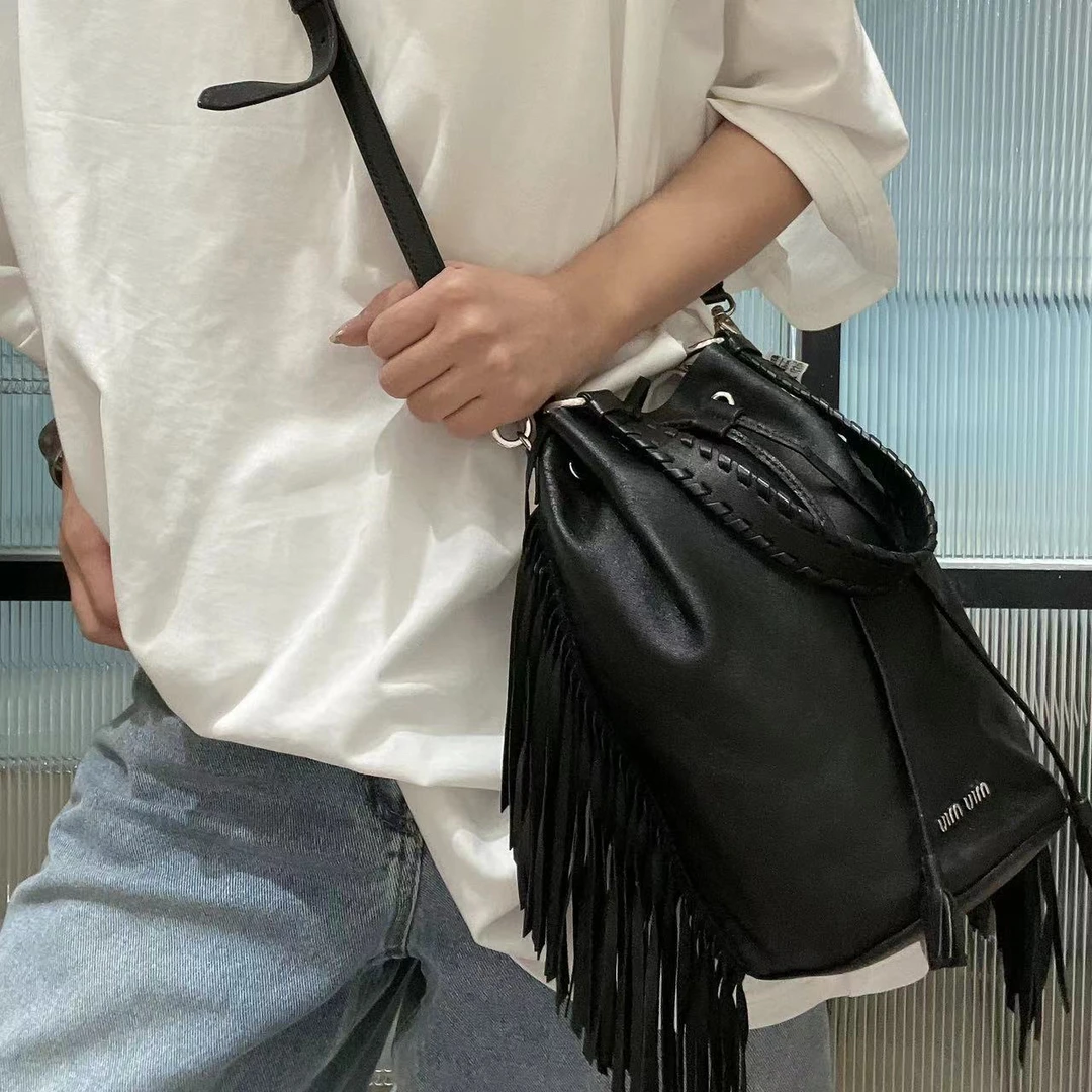 95新 MIU MIU/缪缪 260831 黑色流苏水桶斜挎包