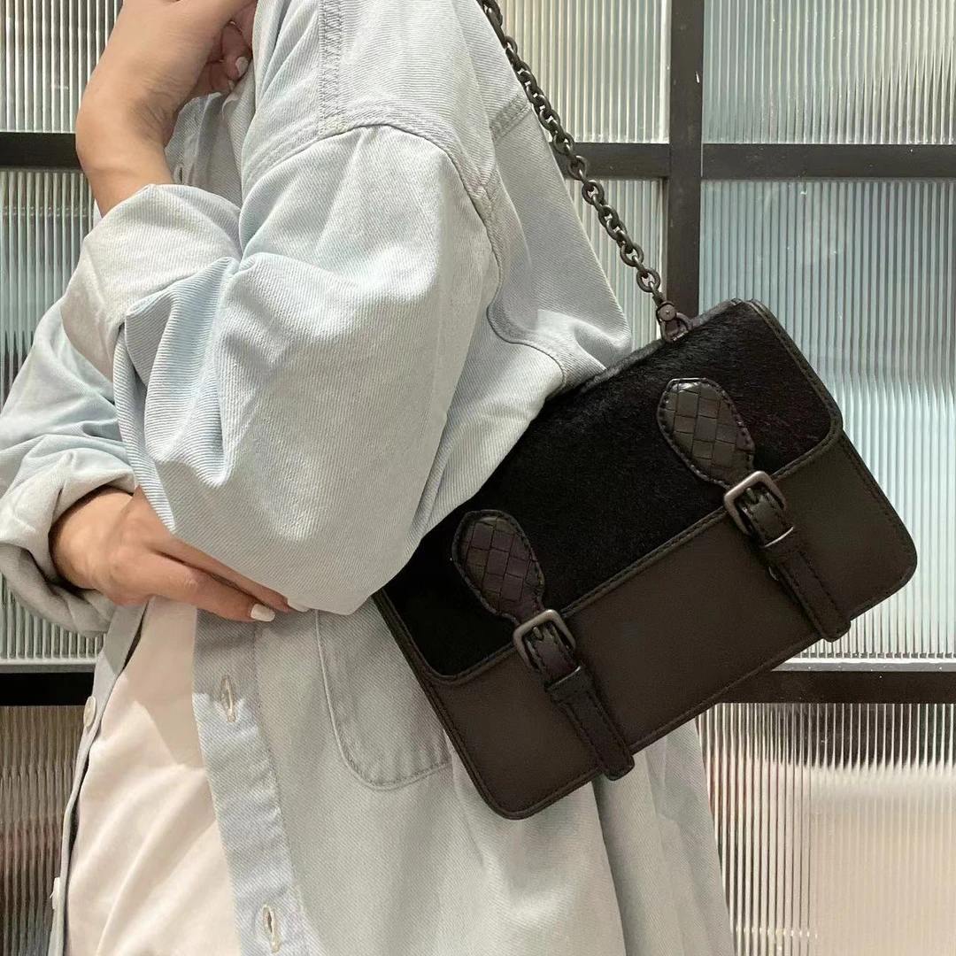 95新 BOTTEGA VENETA/葆蝶家 【蕾】 2HP511 黑色马毛邮差单肩包