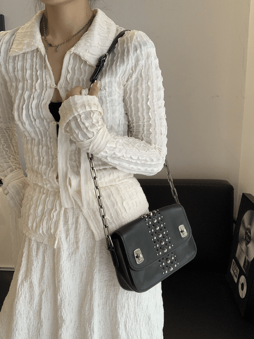 95新 MIU MIU/缪缪 7 黑色铆钉邮差包斜挎包