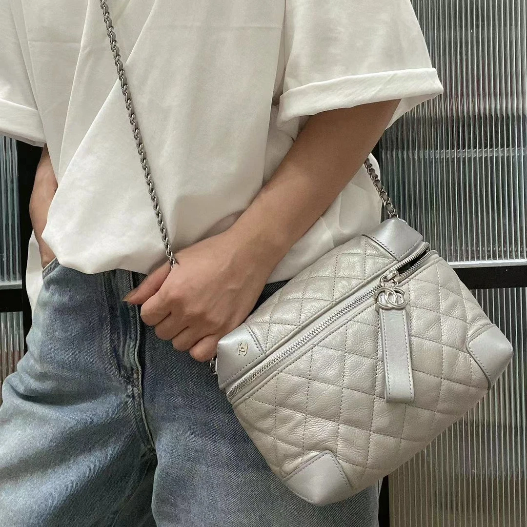 95新 Chanel/香奈儿 5XT421 银色牛皮斜挎包单肩包 23开 无卡
