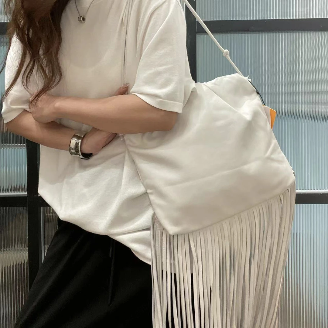 95新 BOTTEGA VENETA/葆蝶家 SQ0749 白色流苏单肩包