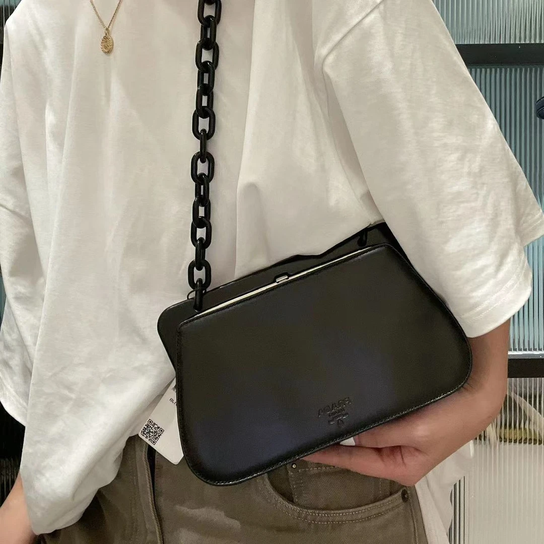 95新 Prada/普拉达 【蕾】 35 1035 黑色亚克力链条蛙口包