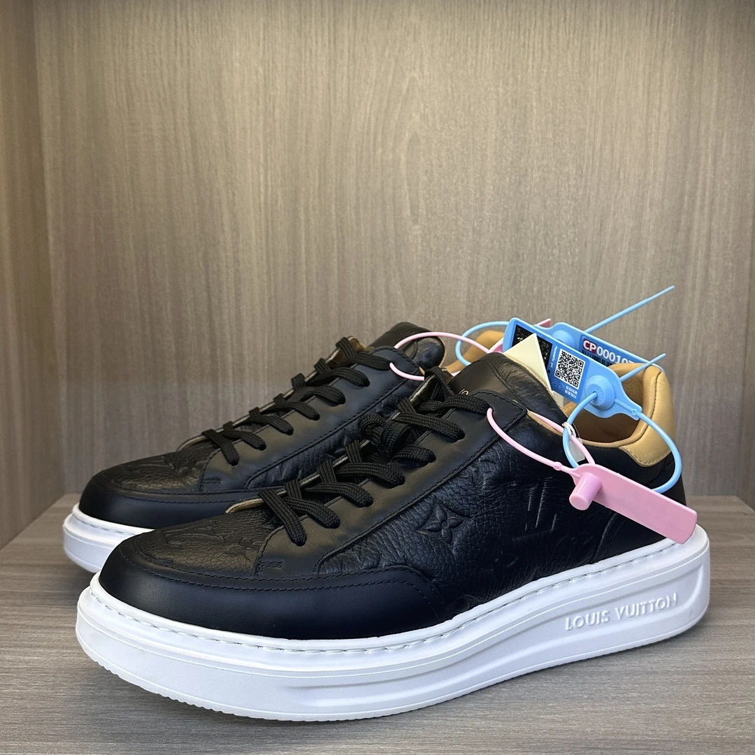 99新LouisVuitton/路易威登黑色浮雕松糕板鞋41.5码/正品/福利