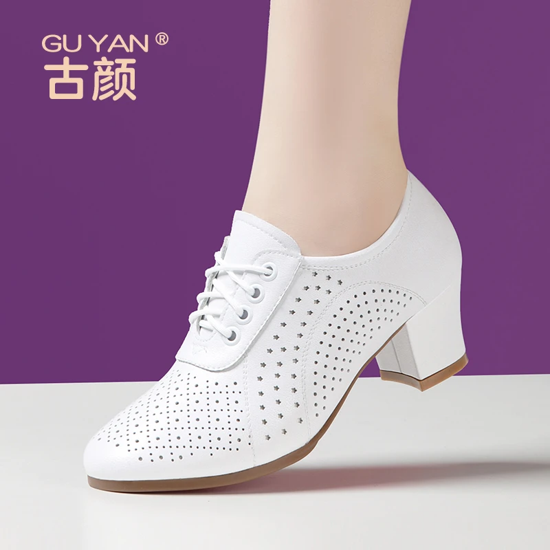 白色真皮舞蹈鞋女中跟室内外软底广场舞交谊摩登教师训练拉丁舞鞋