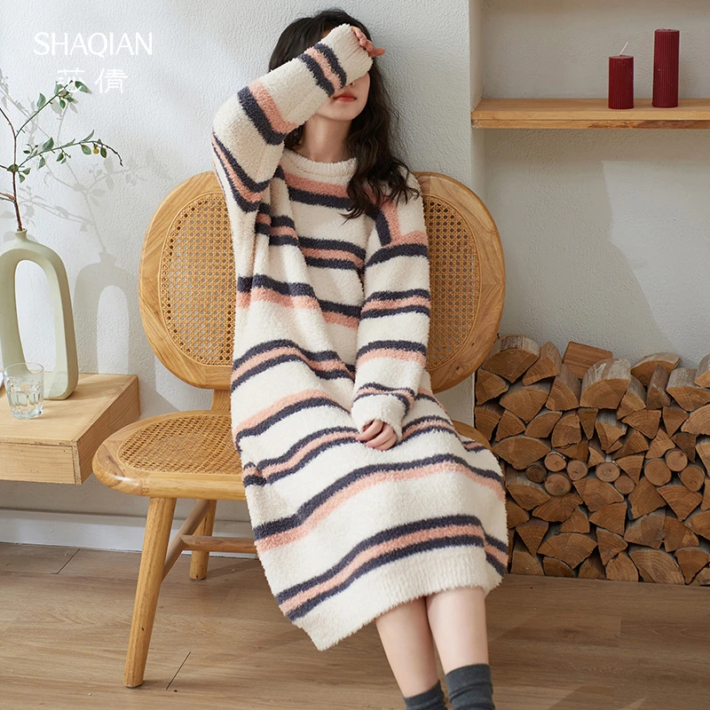 莎倩珊瑚绒睡裙女秋冬季2025新款半边绒加厚睡衣女士条纹保暖长裙