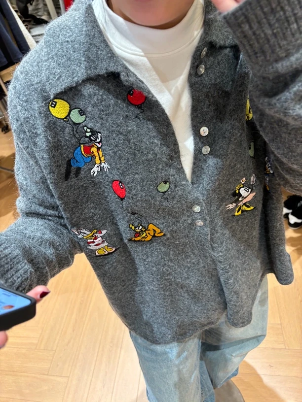 六扣米奇开衫毛衣