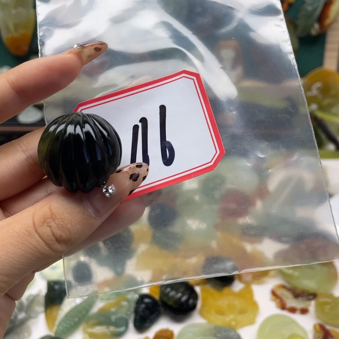 蛇纹石玉颈饰未镶嵌芙***?