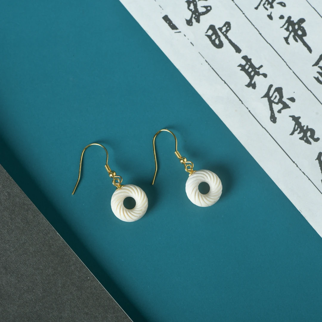 猛犸牙精雕吉祥草纹环耳坠一对