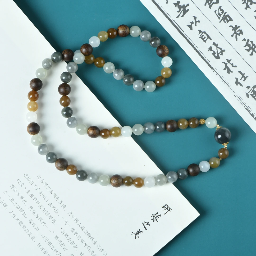 和田玉新疆山料0.8楼兰三色搭配黑奇0.8脖挂