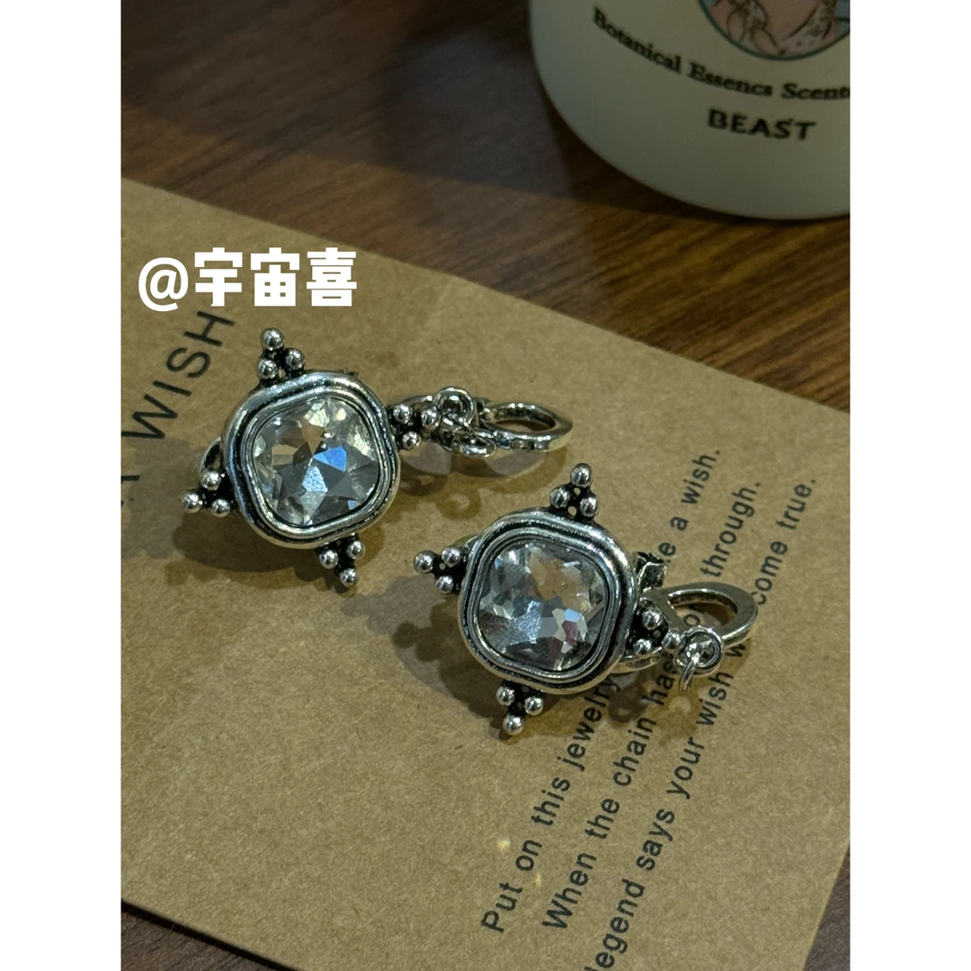 铜合金锆石耳饰 C2-016【中古方块字母锆石耳钉cd】