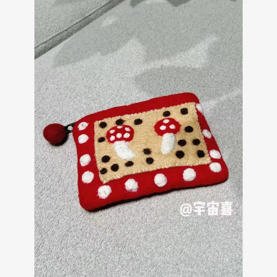 【蘑菇纯手工毛毡红白撞色拉链零钱包】