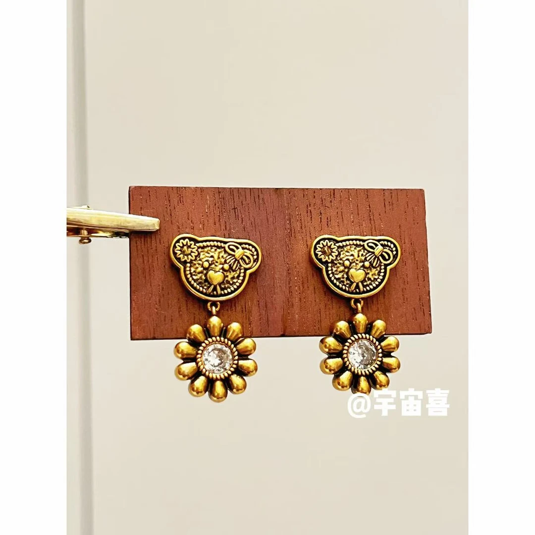 黄铜锆石耳饰 L2-046【黄铜小熊坠白锆雏菊小花耳钉】