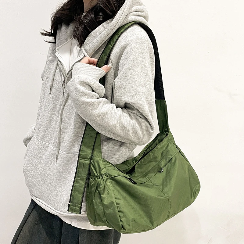 运动单肩包休闲大学生防水纯色短途时尚百搭简约潮流ins日系轻便