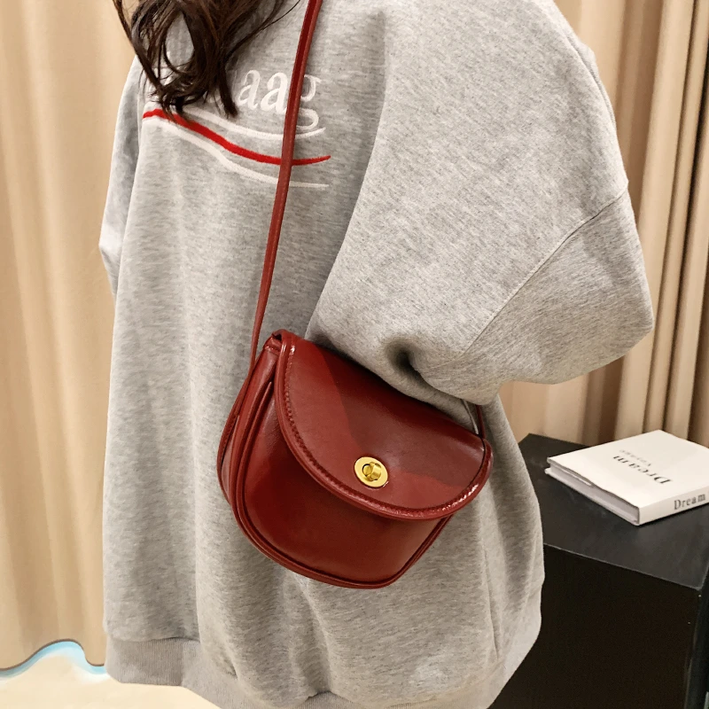 复古斜挎包轻奢时尚百搭女士经典单肩休闲棕色秋冬潮流简约小包包