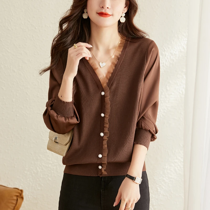 胖妹妹春季大码蕾丝拼接洋气上衣女宽松遮肚子显瘦V领针织打底衫