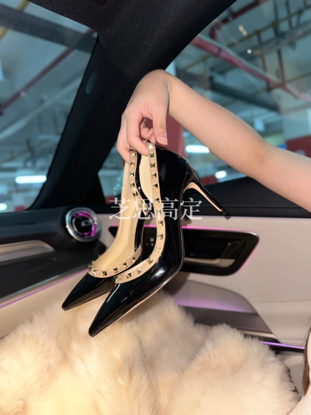 【芝思黑色铆钉侧空高跟鞋】年中特卖！不退不换！全羊皮尖头细高跟