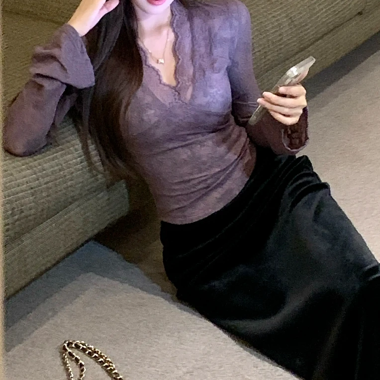 设计感蕾丝V领长袖T恤女秋冬内搭时尚气质修身显瘦性感打底衫上衣