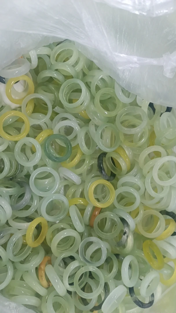 天然岫玉戒指，素圈，随机一个