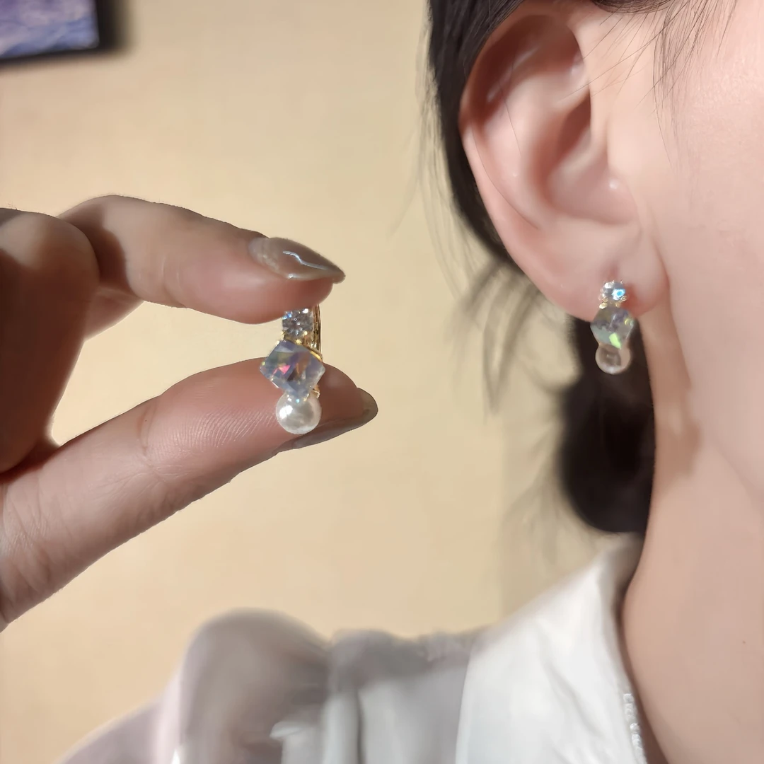 铜合金仿水晶耳饰 轻奢时尚气质精致耳圈小众设计感ins百搭耳圈