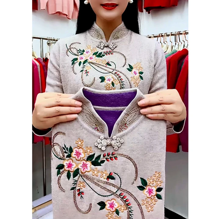 妈妈装秋冬装加绒加厚一体绒绣花旗袍领保暖毛衣中老年女冬季衣服