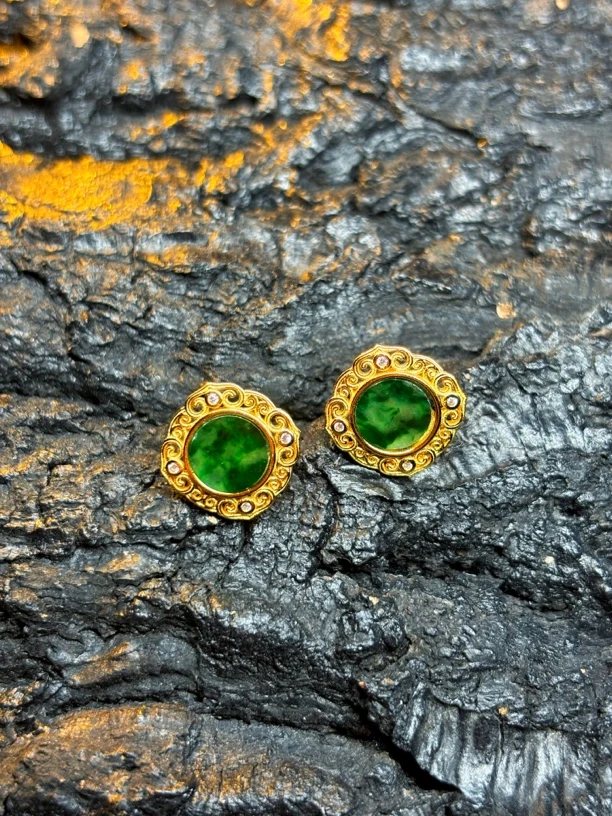 【新粉福利】天然翡翠A货 辣阳绿飘花圆牌 四方通花耳针