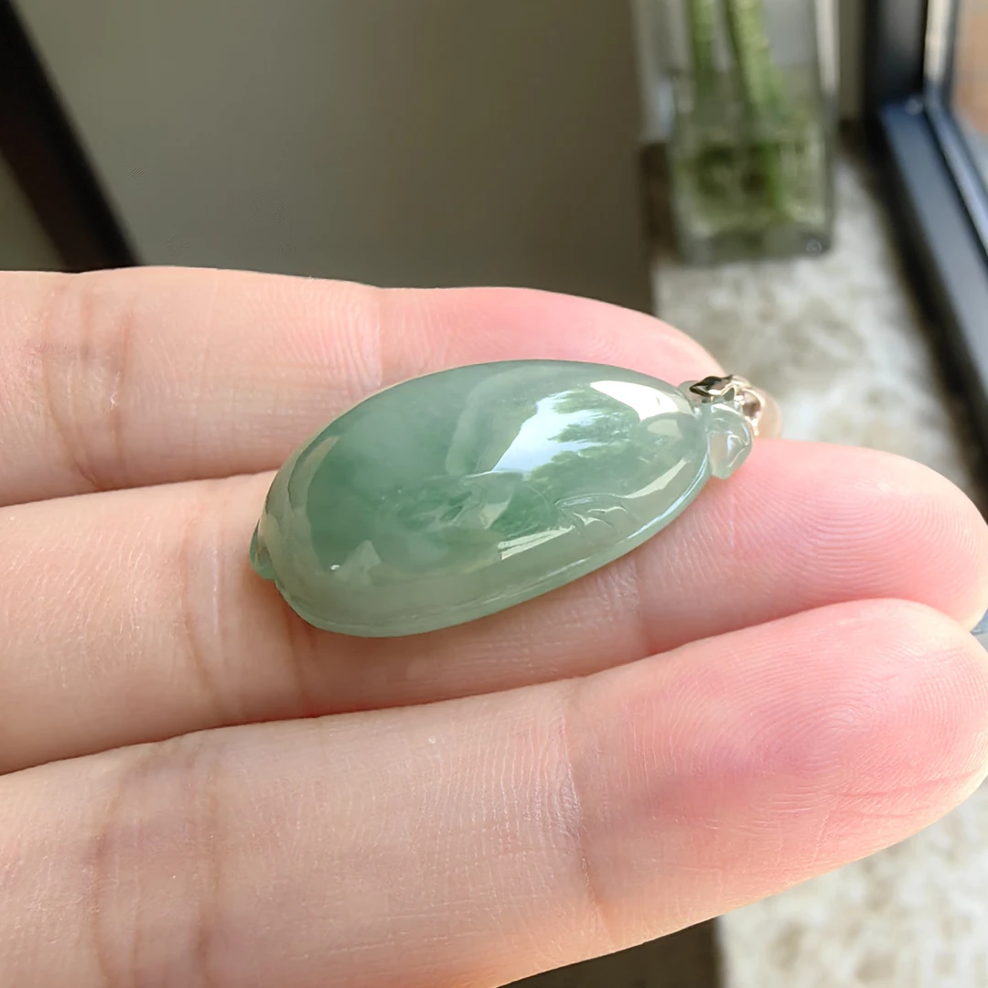 天然翡翠带色飘花18K金镶嵌冰透福瓜富华吊坠