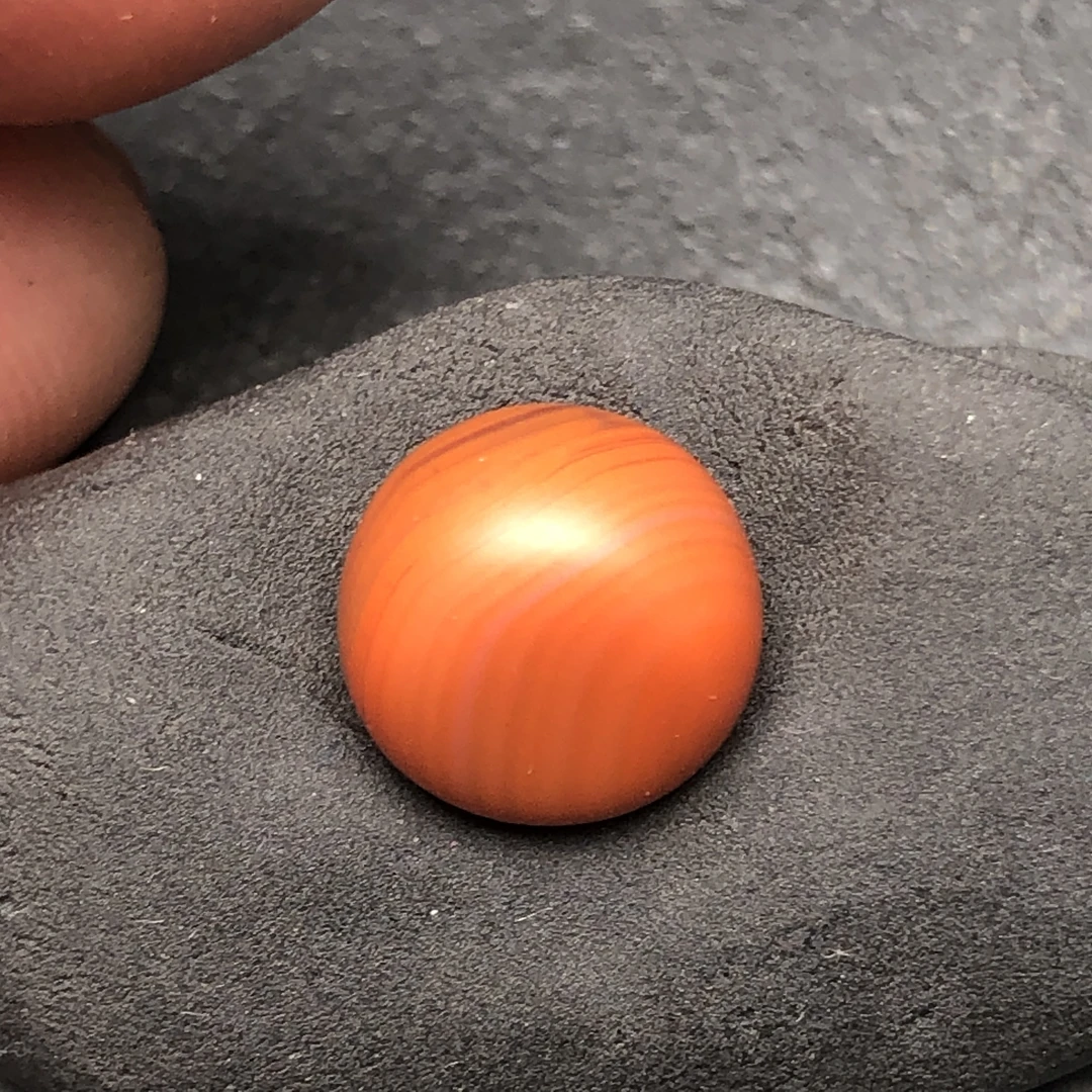 川料原矿南红手工打磨老型珠子尺寸10.2x7.2毫米，无裂