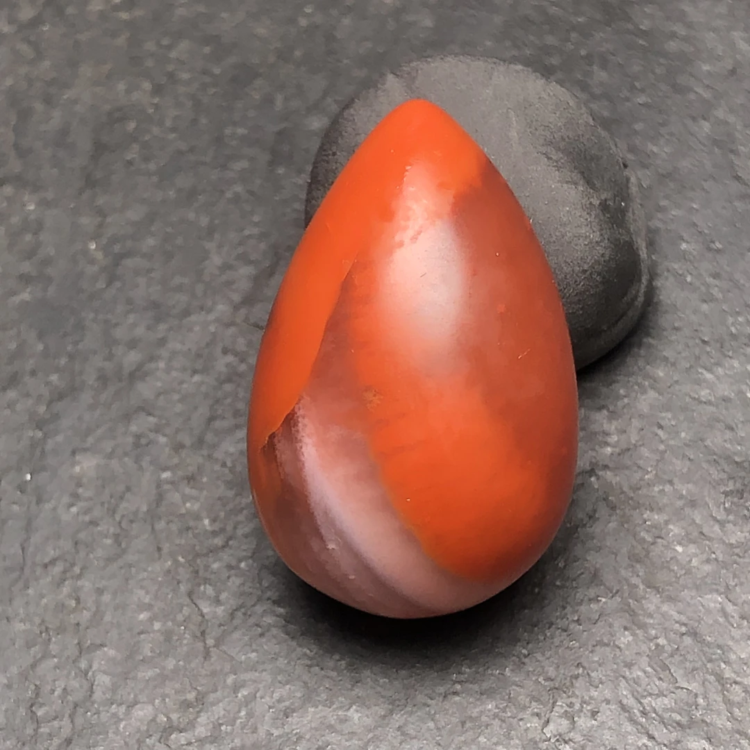 川料原矿南红手工打磨吊坠尺寸32.3x21.5毫米，无裂