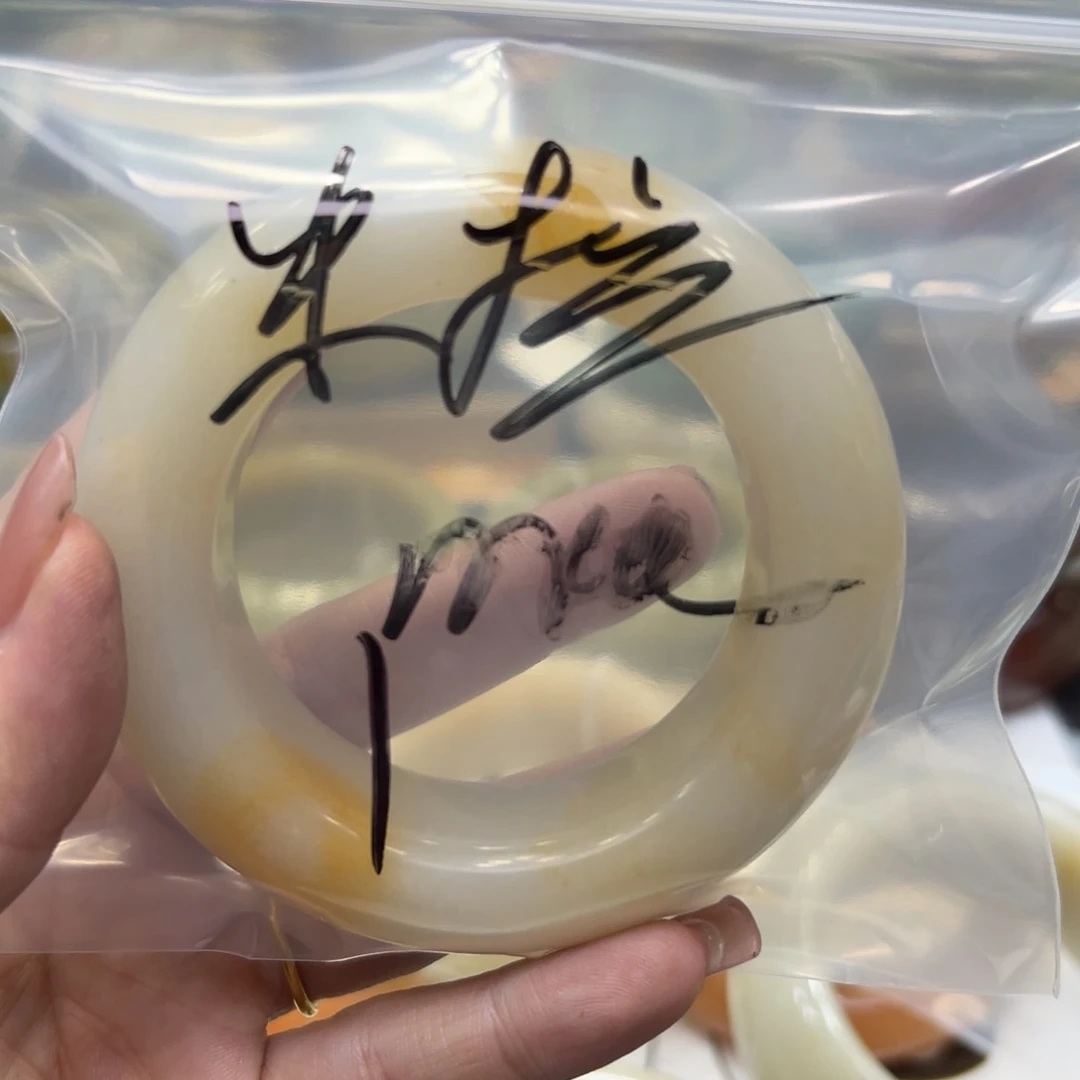 石英质玉手镯未镶嵌M***?