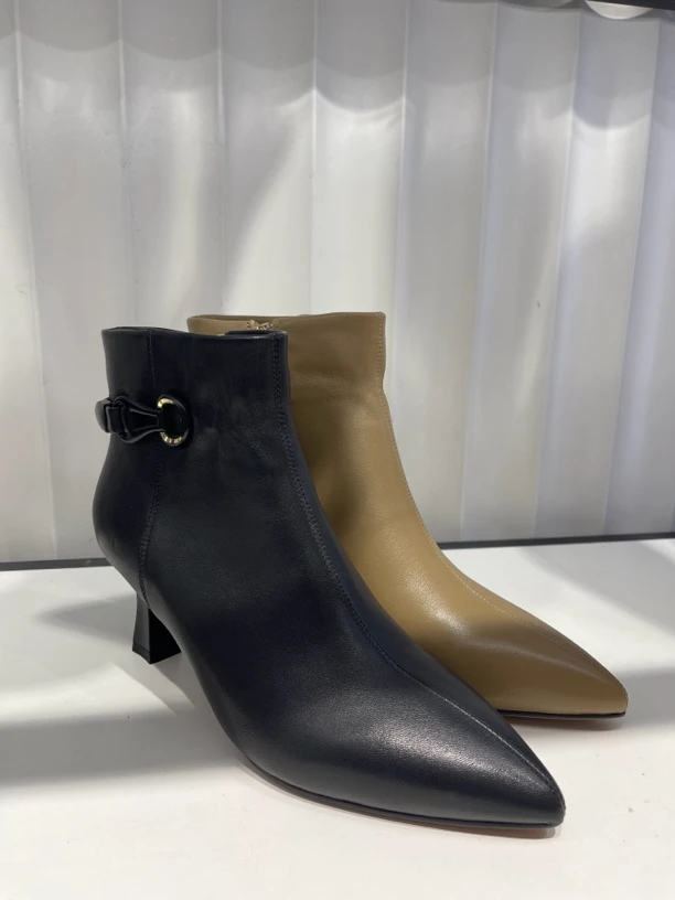 672163321漫步佳人棉款尖头细跟靴