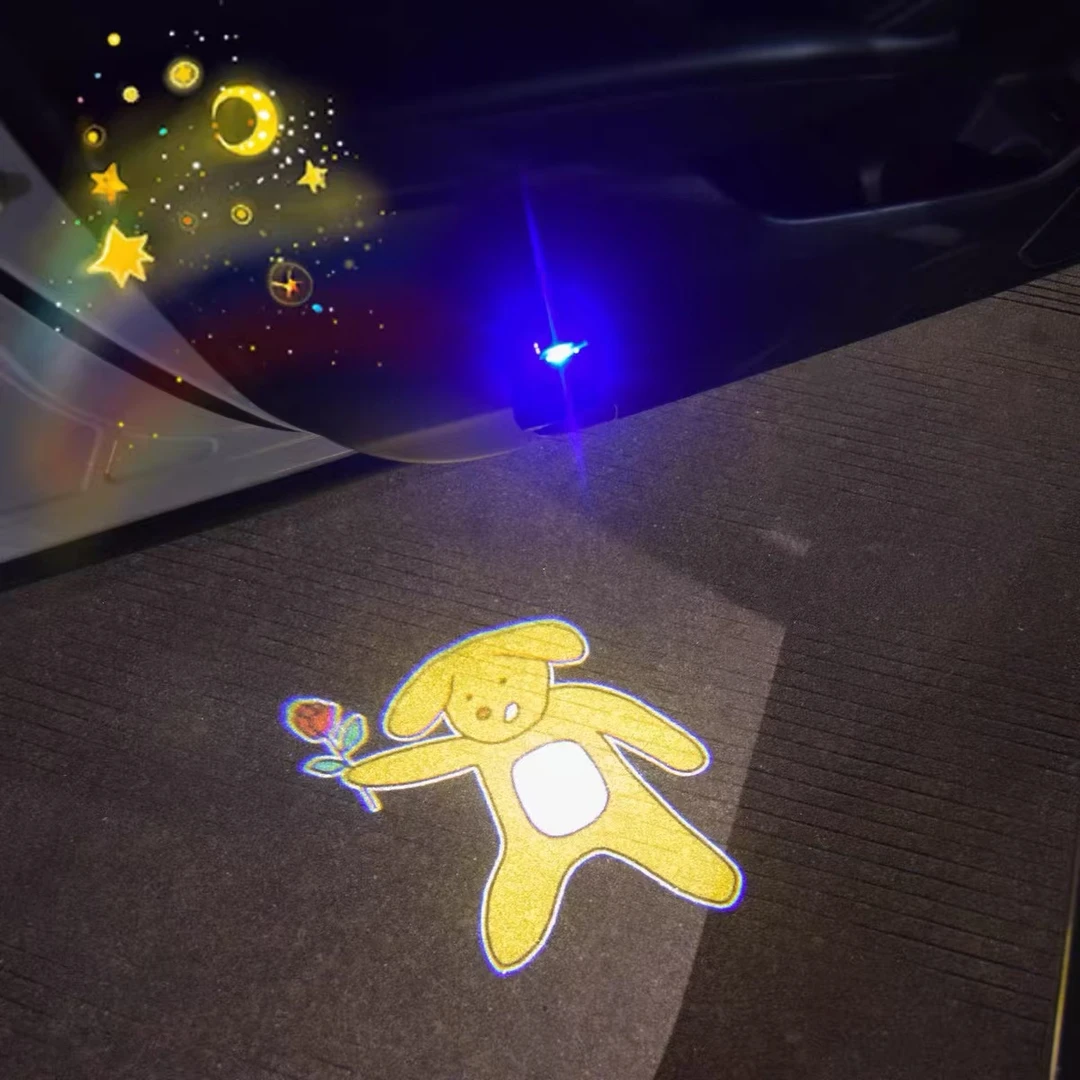 送你一朵小红花粉红猪小黄狗车载好物充电无线迎宾灯投影氛围门灯