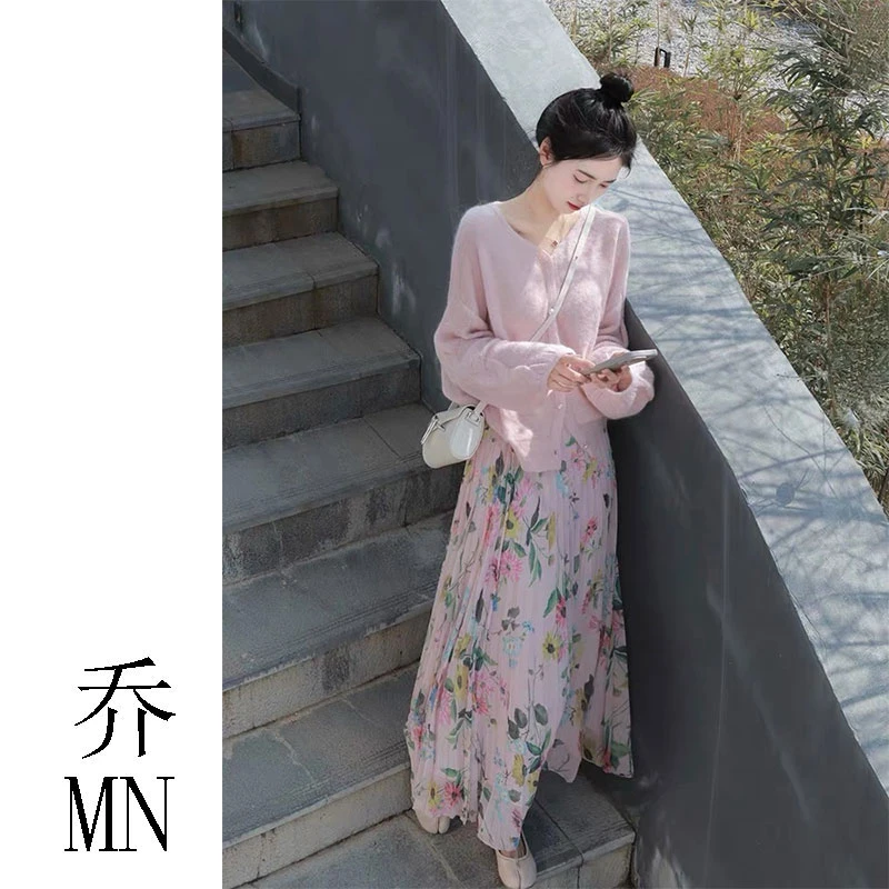 2024春季今年流行漂亮法式甜美蜜桃粉针织衫碎花半身裙两件套装