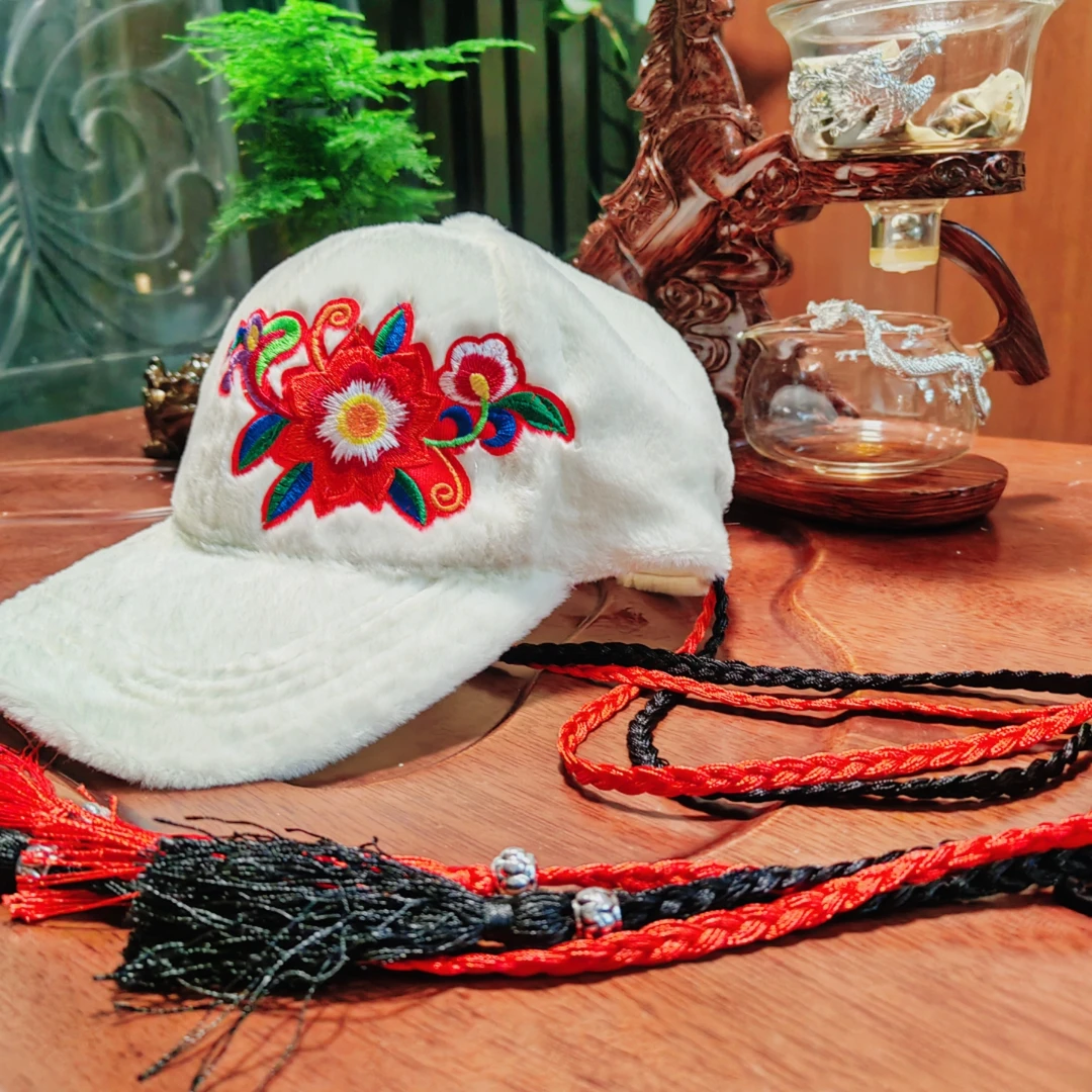 民族风春秋绣花棒球帽中国风流苏辫子绣花棒球鸭舌帽毛绒百搭帽