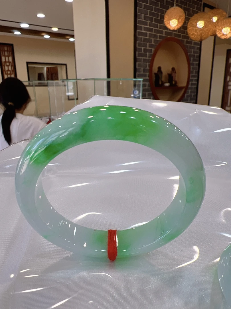 天然A货翡翠手镯 有种有色正阳绿高品质