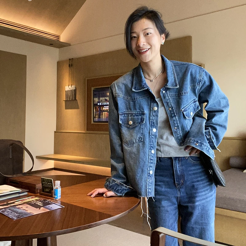 蓝豚豚ins博主女款简约风翻领牛仔衬衣做旧垫肩牛仔衬衣小外套