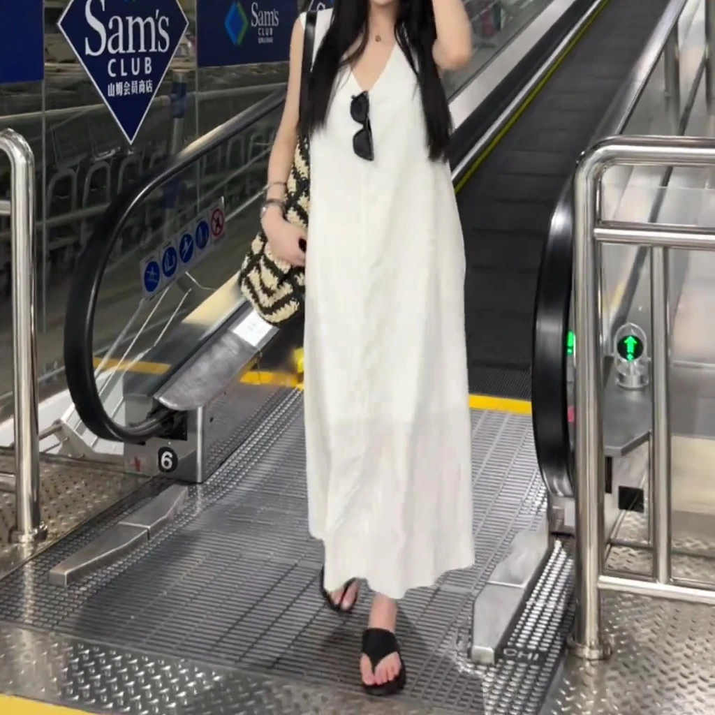 2025气质白色宽松连衣裙女夏季新款简约显瘦高级感度假风背心长裙