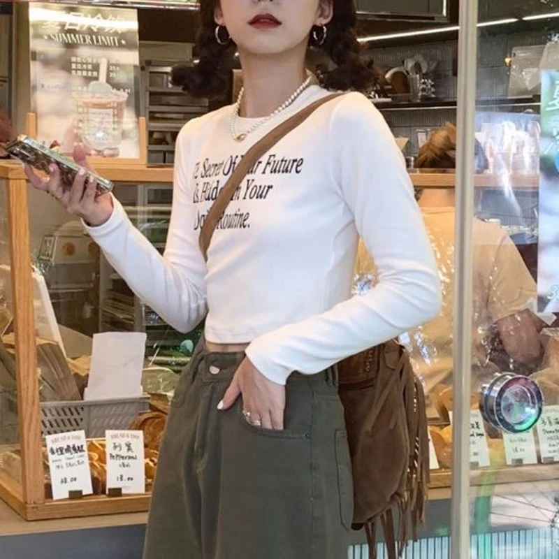 美式辣妹短款字母印花正肩长袖t恤女早秋新款高腰设计感上衣显瘦