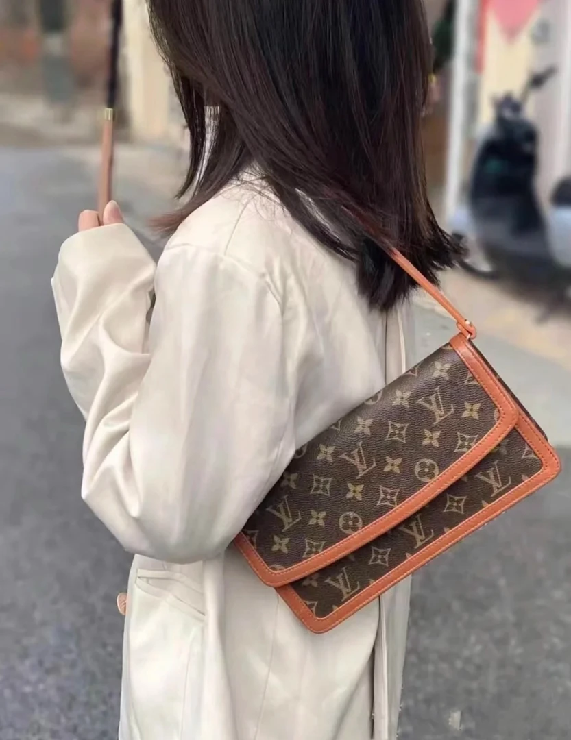 95新 LouisVuitton/路易威登 LV老花红皮翻盖手拿包信封