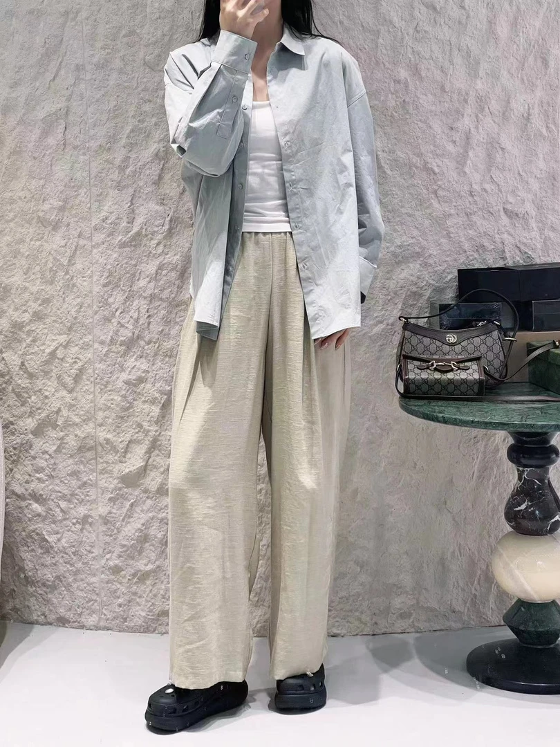 时尚夏季衬衣感纯色衬衫 宽松户型下摆 后背捏褶设计长袖