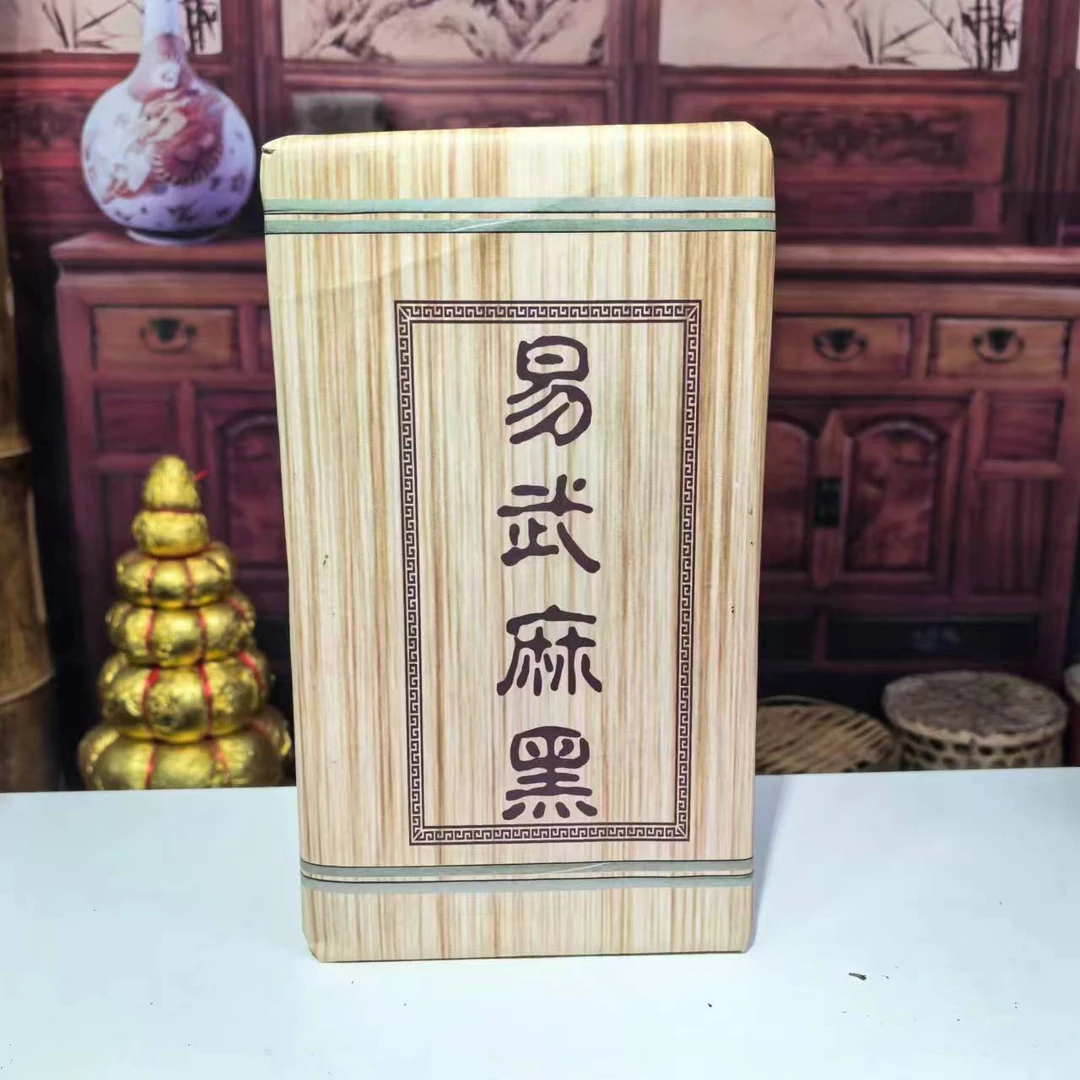 2013年易武麻黑生砖1000g