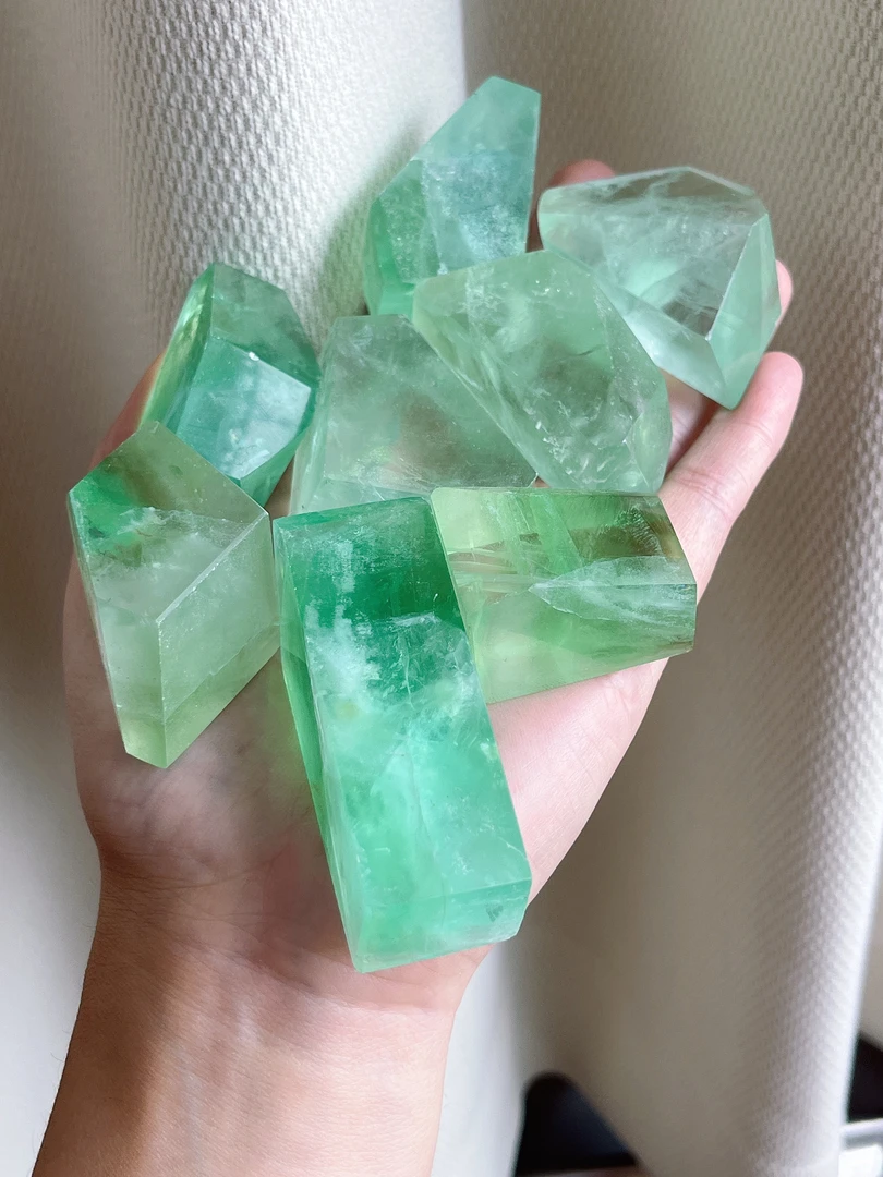 天然绿萤石随形摆件手工打磨随机发不挑单个60g-90g左右随机发