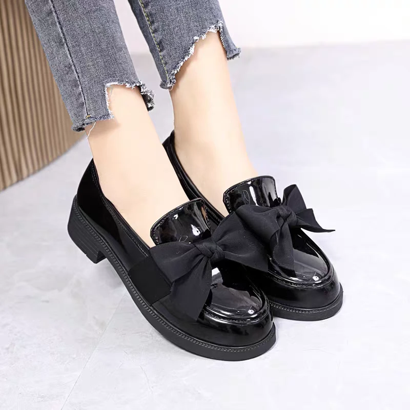 英伦风时尚粗跟黑色百搭亮皮一脚蹬学生英伦皮鞋乐福鞋