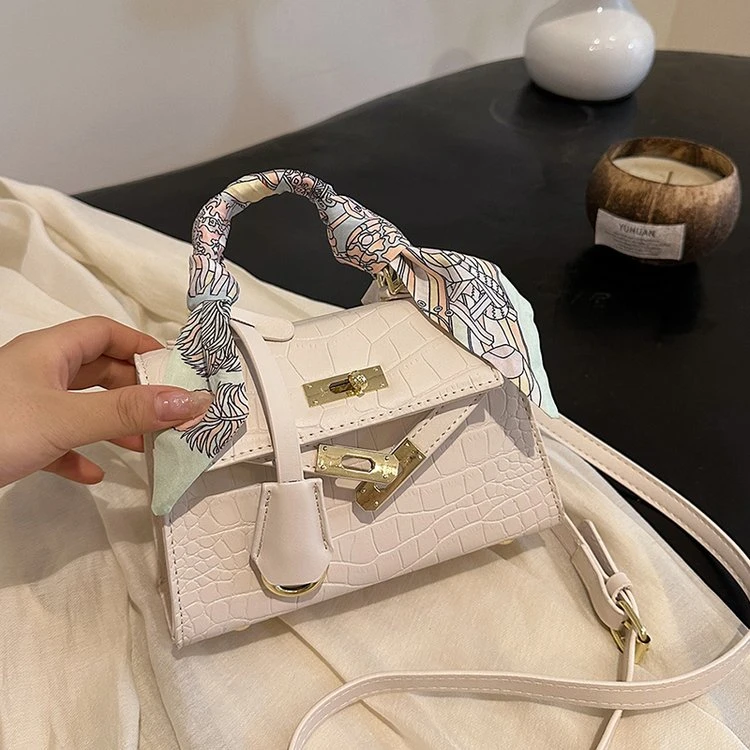 女随身爆款上班专用百搭轻奢冬季感斜挎百搭大容量包包女生白色