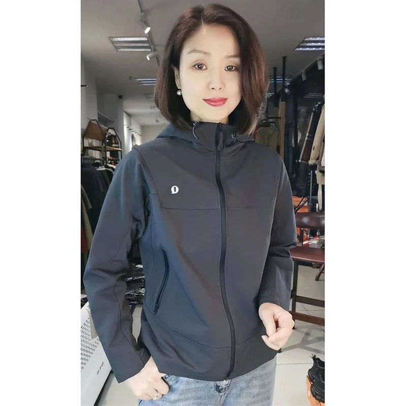 时尚短款减龄百搭外套女士2025春秋季新款显瘦休闲上衣连帽冲锋衣