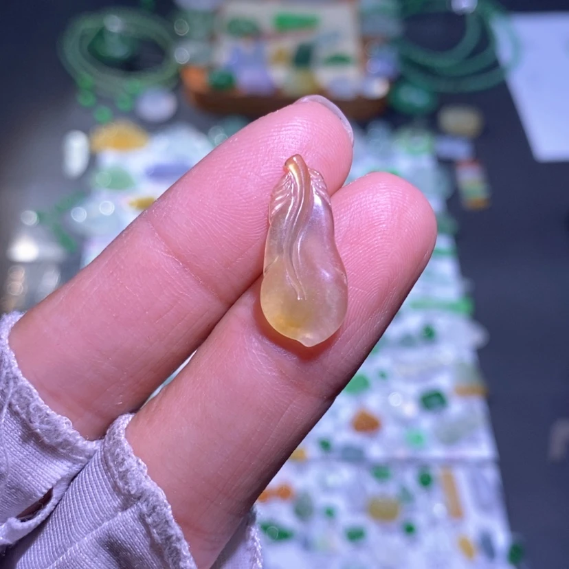【闪购商品】翡翠挂件未镶嵌羽毛