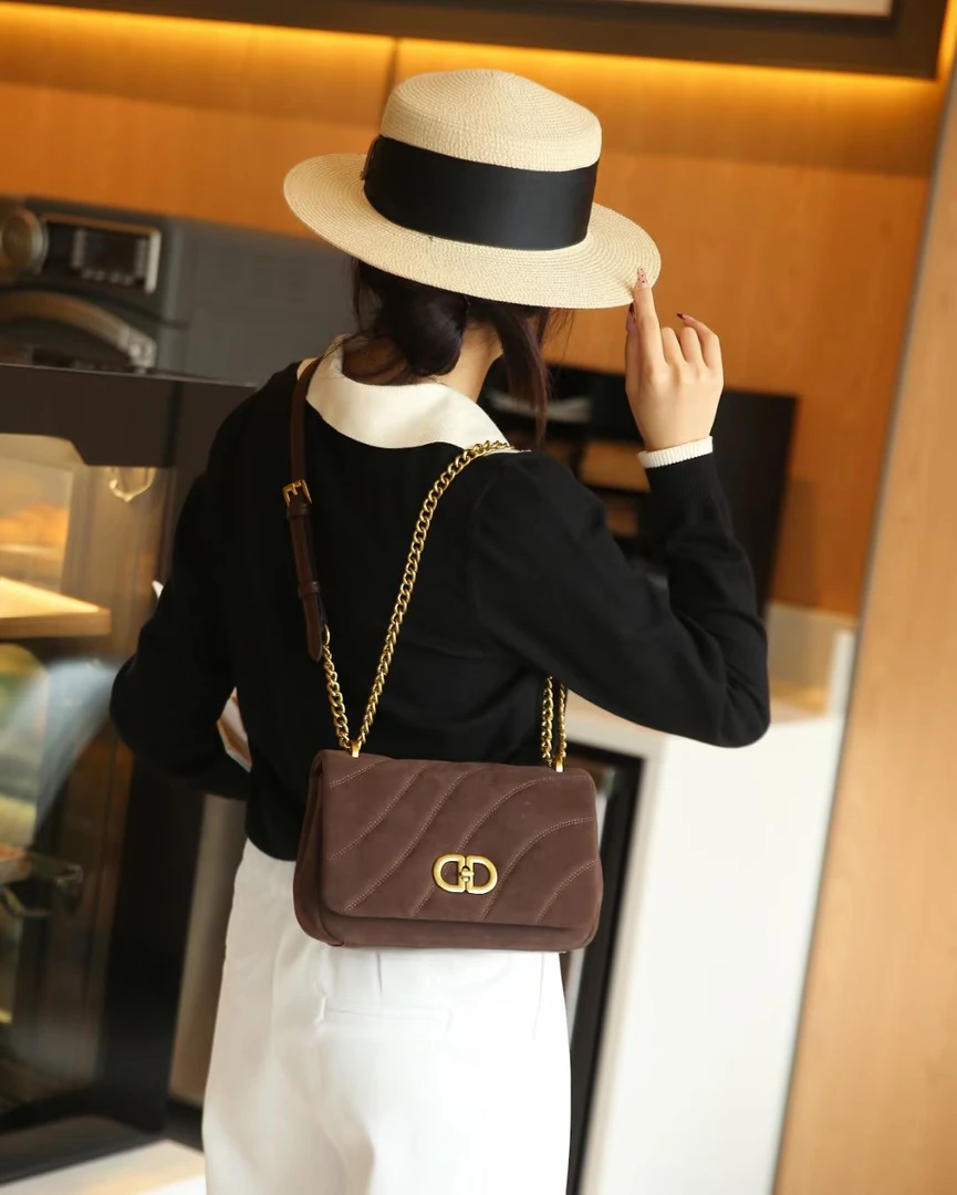 咖啡色 2024新款时尚绣线链条小方包66038